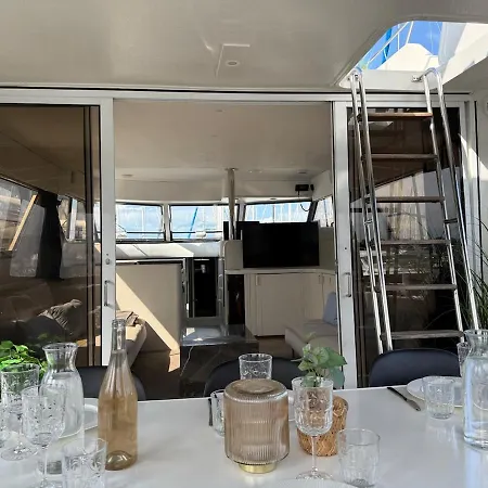 On Large Motorboat With View To Kronborg بوتيل *