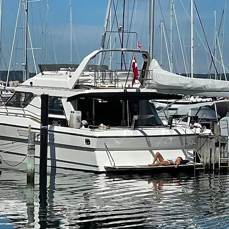 On Large Motorboat With View To Kronborg * هلسنؤور