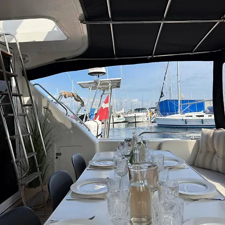 On Large Motorboat With View To Kronborg بوتيل *