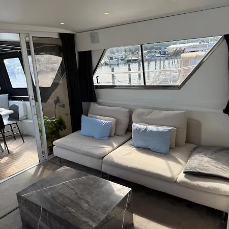 On Large Motorboat With View To Kronborg بوتيل هلسنؤور